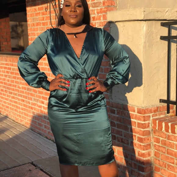 ASOS design curve Exclusive balloon sleeve satin MIDI dress. - Picture 3 of 5